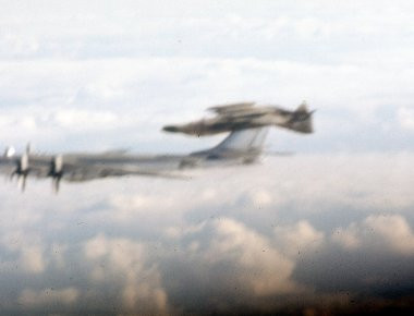 Λύθηκε το «μυστήριο» του ανεστραμμένου F-4C πάνω από ένα Tu-95 -Τι είπε ο πιλότος που πήρε τη φωτογραφία
